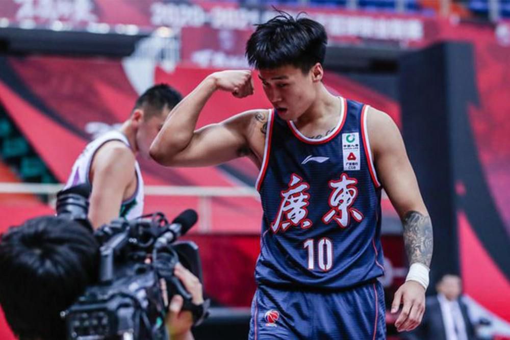 由叶小舟作为导演兼编剧，欧阳佳、雷诺儿、高翔、马筱哲、Warin Samrit（泰国）主演的科幻悬疑巨制《时空终点》今日定档1月12日全国公映，同时片方也发布了影片的首款概念海报，一个代表着巨大的莫比乌斯循环，电闪雷鸣乌云罩顶，这不仅是时间的末日循环还是生死的不断轮回